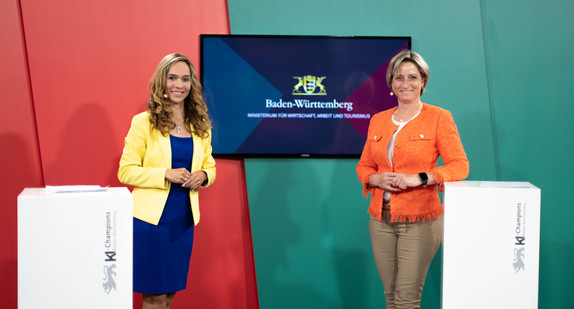 Wirtschaftsministerin Dr. Nicole Hoffmeister Kraut (rechts) und Moderatorin Moderatorin Ilka Groenewold zu Beginn der Preisverleihung.