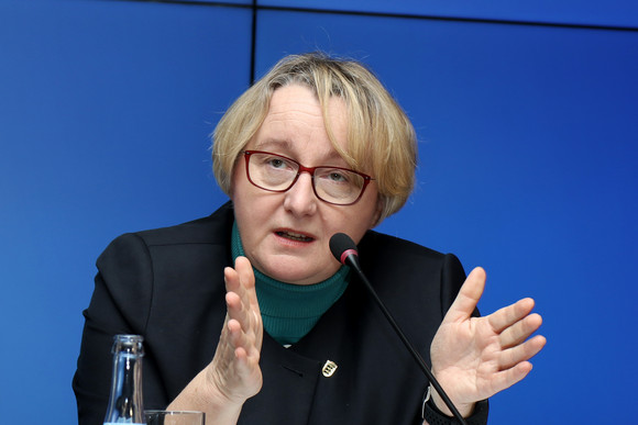 Pressekonferenz Europäische Universität am Oberrhein Wissenschaftsministerin Theresia Bauer bei der Regierungspressekonferenz