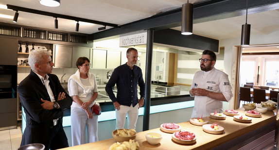 Staatssekretär Dr. Patrick Rapp auf der Schwäbischen Alb bei Widmanns Albleben.