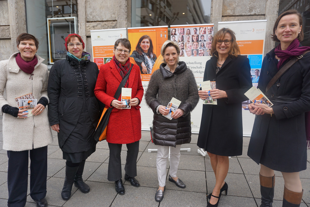 Wirtschaftsministerin Dr. Nicole Hoffmeister-Kraut und Wirtschaftsstaatssekretärin Katrin Schütz besuchten anlässlich des Internationalen Frauentages am 8. März 2017 den Aktionsstand des Wirtschaftsministeriums auf dem Stuttgarter Schlossplatz.