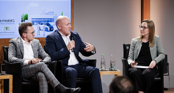 Mobilität Parlamentarischer Abend: Transformation im Kfz-Gewerbe Parlamentarischer Abend - Transformation im Kfz-Gewerbe (v.l.n.r.): Prof. Dr. Benedikt Maier, Carl Biedermann, Katja Gicklhorn