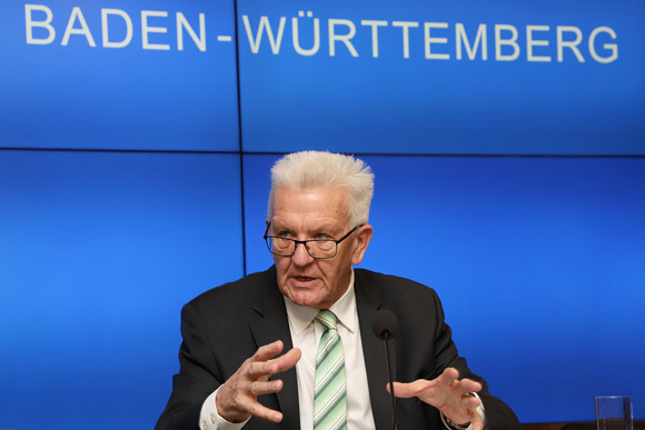 Pressekonferenz Land gibt „Witbooi-Bibel“ und Peitsche an Namibia zurück Ministerpräsident Winfried Kretschmann (Bild: Staatsministerium Baden-Württemberg)