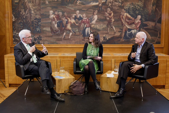 Kultur in der Villa Gesellschaftlicher Zusammenhalt ist auch eine Frage der Haltung Ministerpräsident Winfried Kretschmann (l.) im Gespräch mit der Autorin Maike Albaht (M.) und dem Schriftsteller Matthias Politycki (r.) (Bild: Staatsministerium Baden-Württemberg)