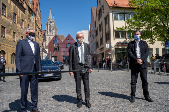 Corona-Krise Treffen von Kretschmann und Söder in Ulm Ministerpräsident Winfried Kretschmann (M.), der bayerische Ministerpräsident Markus Söder (r.) und Ulms Oberbürgermeister Gunter Czisch (l.) (Bild: Staatsministerium Baden-Württemberg)