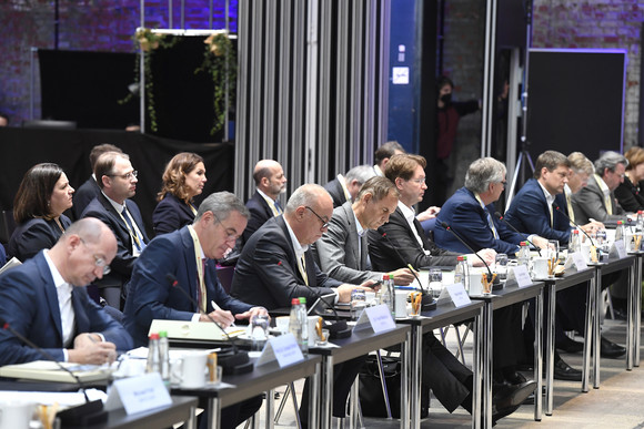 Top-Level-Meeting Fünfte Jahresveranstaltung des Strategiedialogs Automobilwirtschaft Blick ins Plenum bei der fünften Jahresveranstaltung des Strategiedialogs Automobilwirtschaft.