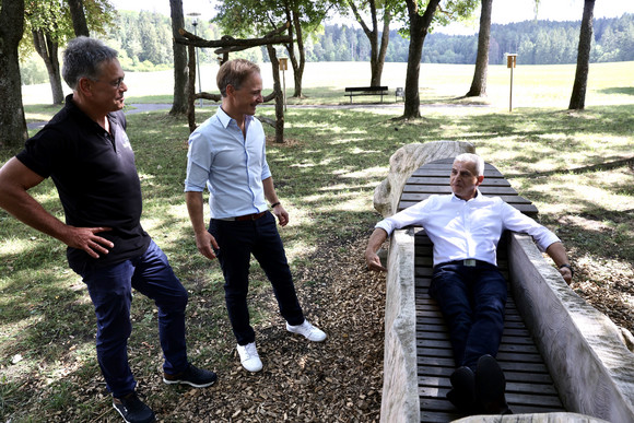 Staatssekretär Dr. Patrick Rapp liegt in der Waldbadewanne in Bad Dürrheim.