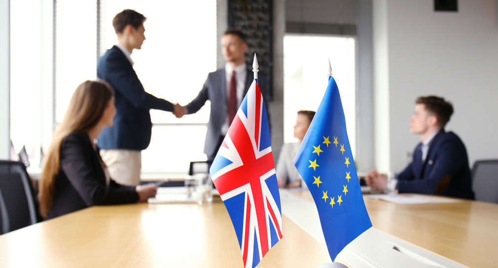 Europäische Union und das Vereinigte Königreich reichen sich die Hand (Bild: © Fotolia)