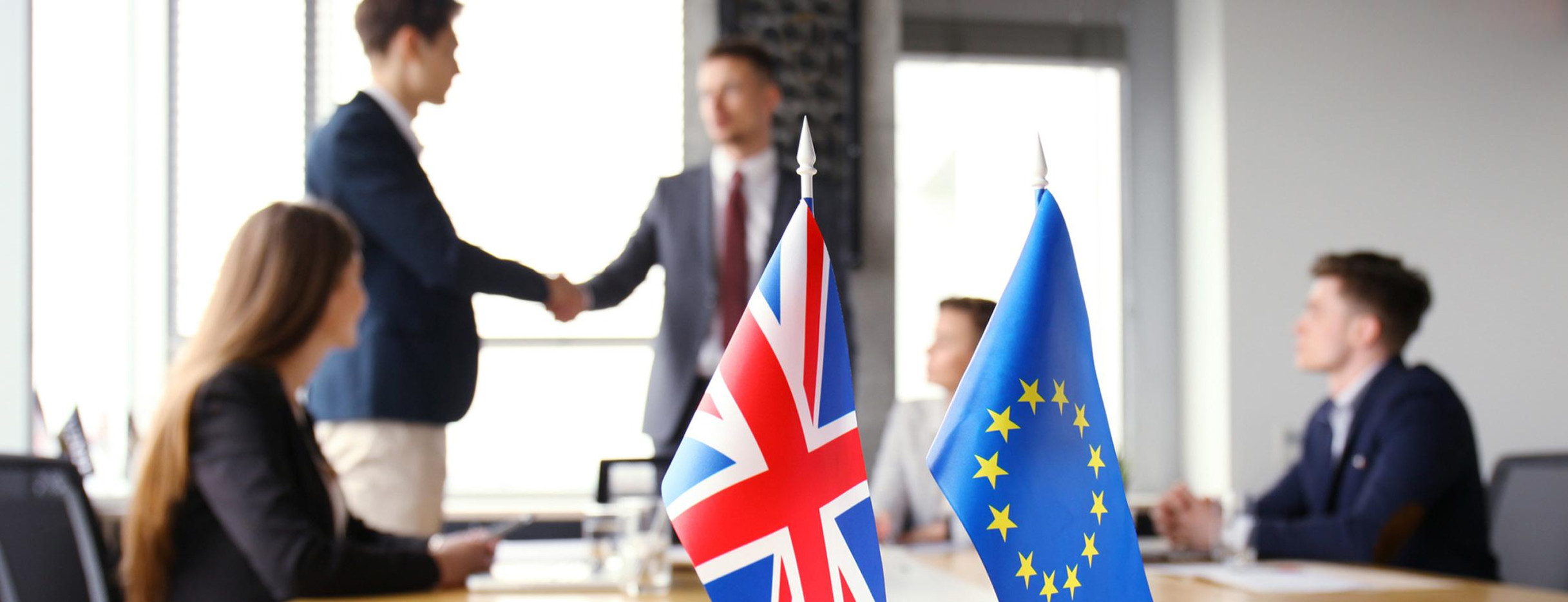 Europäische Union und das Vereinigte Königreich reichen sich die Hand (Bild: © Fotolia)
