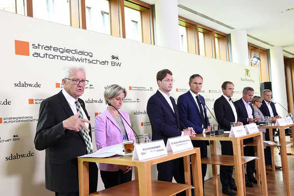 Mobilität Jahresveranstaltung Strategiedialog Automobilwirtschaft BW in Berlin Pressekonferenz (Bild: © e-mobil BW / Studio KD Busch)
