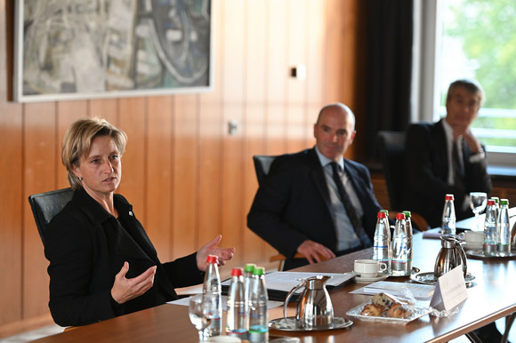 Gespräche zwischen dem Land Baden-Württemberg und Großbritannien mit Vertretern aus UK und der Wirtschaftsministerin Dr. Nicole Hoffmeister-Kraut.