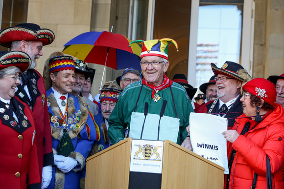 Fastnacht Närrischer Staatsempfang der Landesregierung Ministerpräsident Winfried Kretschmann (M.) mit Narren
