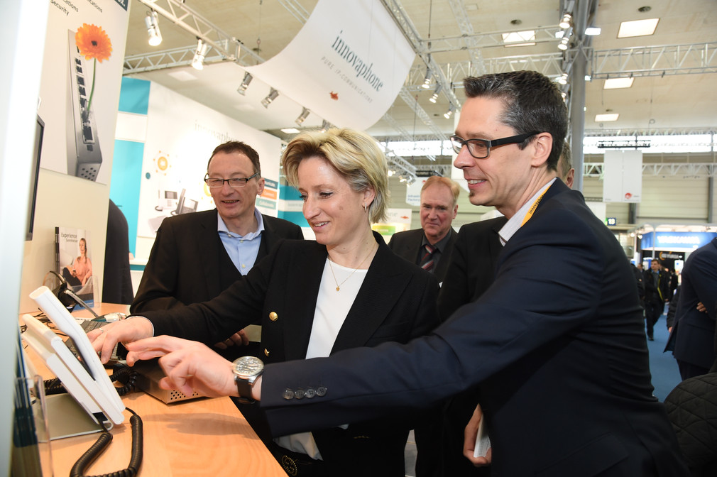 Wirtschaftsministerin Dr. Nicole Hoffmeister-Kraut hat sich bei einem Besuch der CeBIT in Hannover am 21. und 22. März 2017 bei Ausstellern aus Baden-Württemberg über die wichtigsten Trends der Digitalisierung informiert und ausgetauscht.