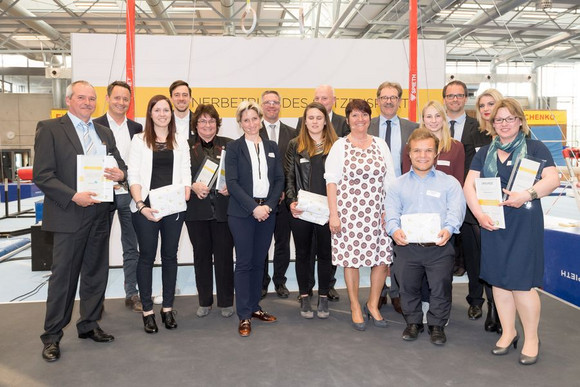 Auszeichnung Partnerbetriebe des Spitzensports Am 3. April 2017 zeichnete der Landessportverband und das Ministerium für Wirtschaft, Arbeit und Wohnungsbau Baden-Württemberg „Partnerbetriebe des Spitzensports“ aus. 21 Unternehmen, kommunale Einrichtungen und Verbände aus dem Südwesten bekamen im Kunst-Turn-Forum in Stuttgart von Wirtschaftsministerin Dr. Nicole Hoffmeister-Kraut, LSV-Präsidentin Elvira Menzer-Haasis und Dirk Schimmelpfennig, Vorstand Leistungssport des Deutschen Olympischen Sportbundes, Stelen und Urkunden überreicht.