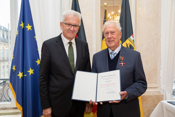 Tag des Ehrenamtes Kretschmann würdigt besonderes ehrenamtliches Engagement Ministerpräsident Winfried Kretschmann (l.) und Franz Barthold (r.) (Bild: Staatsministerium Baden-Württemberg)