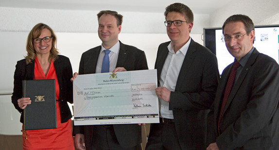 Staatssekretärin Katrin Schütz (l.) überreicht den Förderbescheid über die Grundfinanzierung an die FZI Vorstände Prof. Dr. Ralf Reussner (2. v. l.), Jan Wiesenberger (2. v. r.) und Prof. Dr. Andreas Oberweis (r.).