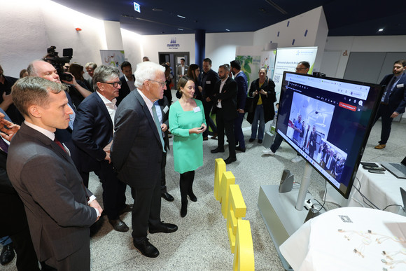 Gesundheit Prävention und Gesundheitsförderung stärken Gruppenbild mit Ministerpräsident Winfried Kretschmann, Gesundheitsminister Manne Lucha und Johannes Sarx, Geschäftsführer der BIOPRO Baden-Württemberg GmbH