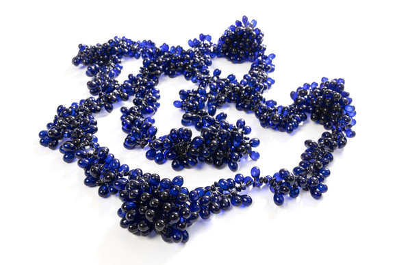Natascha Reichel, Pforzheim, Nominierung 2026, VERGÄNGLICHKEIT - Kette &amp;amp;#039;HYDRATION&amp;amp;#039;&amp;amp;#039;, Kosmetikkapseln blau, Edelstahlseil, Perle