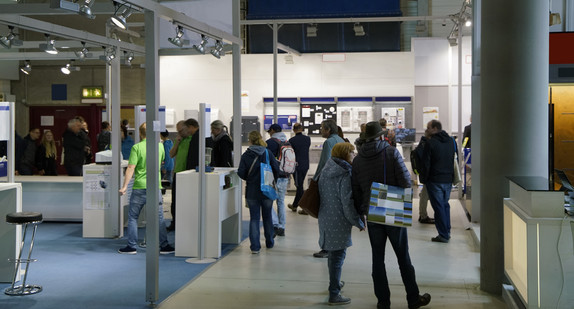 Fachmesse mit verschiedenen Ständen