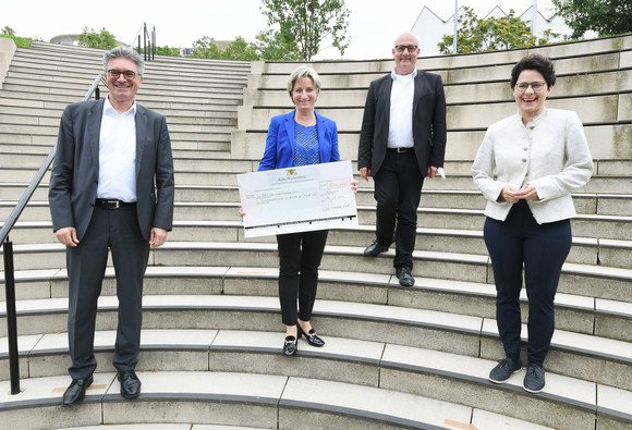 Übergabe der Förderbescheide auf der Besuchertreppe vor dem Landtag in Stuttgart