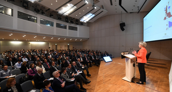 Wirtschafts- und Arbeitsministerin Dr. Nicole Hoffmeister-Kraut hält eine Rede auf dem Wirtschaftskongress Brexit (Quelle: Sascha Baumann / all4foto.de)