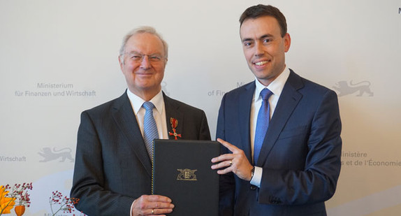 Minister Dr. Nils Schmid übergibt Prälat i.R. Martin Klumpp das Bundesverdienstkreuz