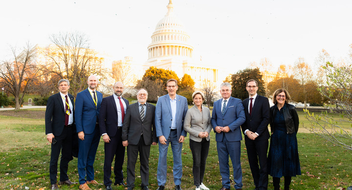 Gruppenbild mit Wirtschaftsministerin Dr. Nicole Hoffmeister-Kraut vor dem Kapitol in Washington D.C.