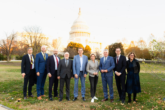 Gruppenbild mit Wirtschaftsministerin Dr. Nicole Hoffmeister-Kraut vor dem Kapitol in Washington D.C.