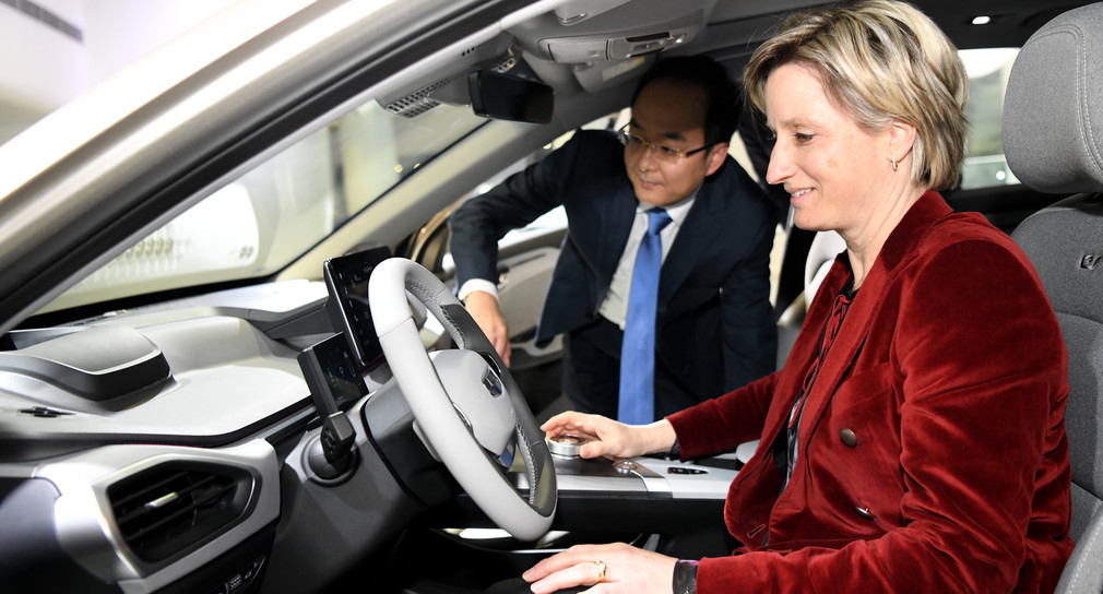 Wirtschaftsministerin Hoffmeister-Kraut besucht im Rahmen der Delegationsreise im Februar 2019 den chinesischen Automobilhersteller Geely (Quelle: Sascha Baumann / all4foto.de)