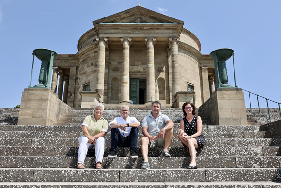 Staatssekretär Rapp besucht die Grabkapelle auf dem Roten Berg in Stuttgart.