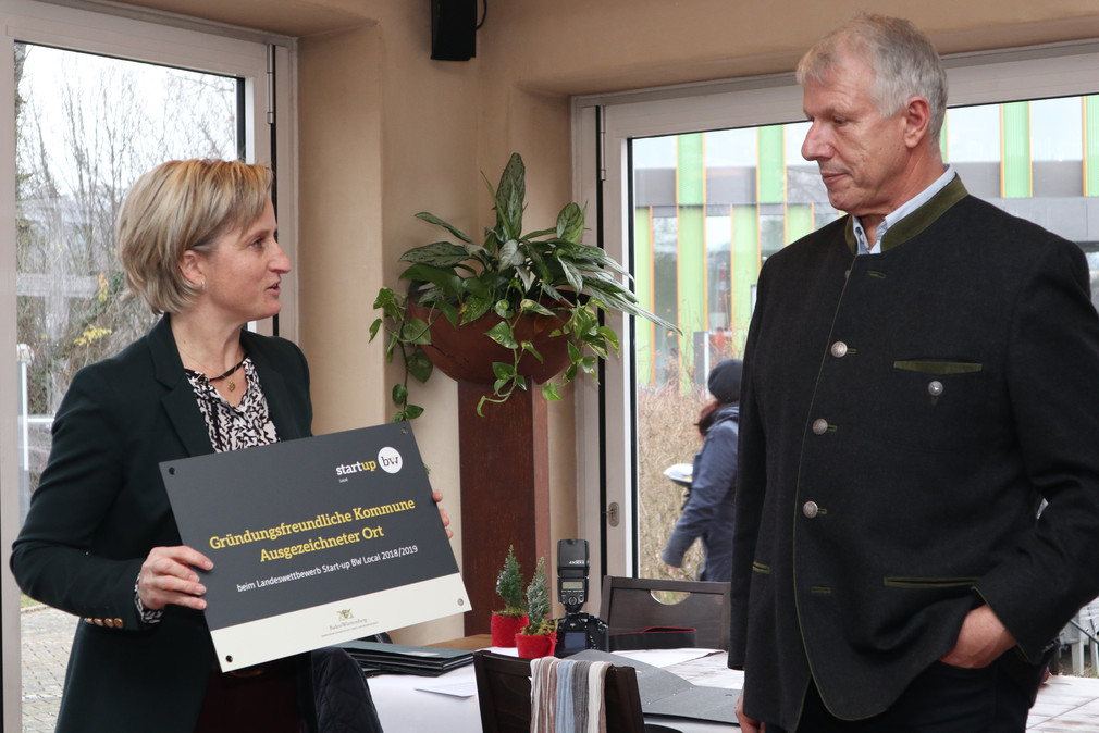 Ministerin Hoffmeister-Kraut überreicht die Auszeichnung (Bild: © Ministerium für Wirtschaft, Arbeit und Wohnungsbau)