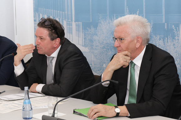 Pressekonferenz Eine halbe Milliarde Euro für Krankenhäuser Ministerpräsident Winfried Kretschmann (r.) und Sozial- und Integrationsminister Manne Lucha (l.)