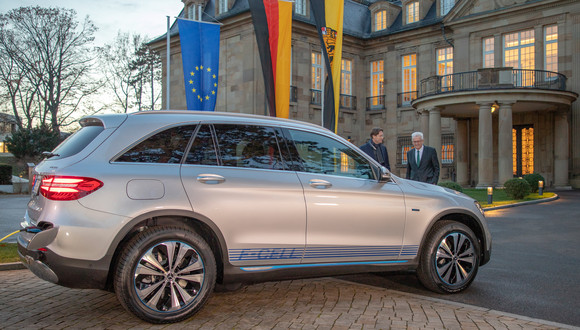 Auto Grüne Mobilität für die Landesspitze Das neue Dienstfahrzeug, ein Mercedes-Benz GLC F-CELL, beim Ladevorgang. (Bild: Staatsministerium Baden-Württemberg)