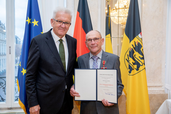 Tag des Ehrenamtes Kretschmann würdigt besonderes ehrenamtliches Engagement Ministerpräsident Winfried Kretschmann (l.) und Heinz Zimpfer (r.) (Bild: Staatsministerium Baden-Württemberg)