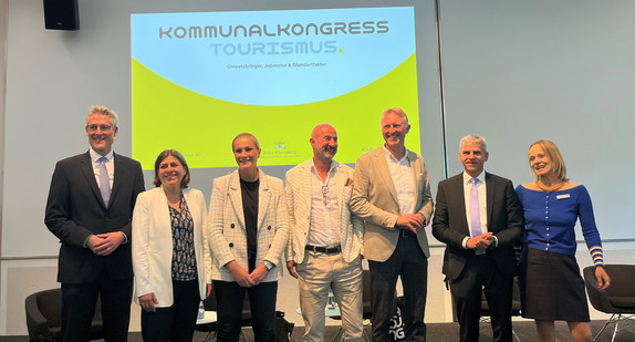 Gruppenbild mit Staatssekretär Dr. Patrick Raupp auf dem Kommunalkongress im Oktober 2023