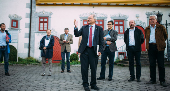 Mit der Besichtigung von Schloss Liebenstein südlich von Neckarwestheim startet Staatssekretär Peter Hofelich am 8. September 2015 seine viertägige Denkmalreise durch die vier Regierungsbezirke des Landes.