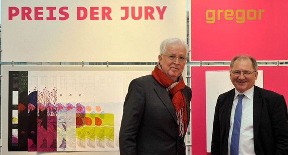 Mittelstandsbeauftragter Peter Hofelich und Friedrich Müller, Sprecher der Jury des Graphischen Klubs Stuttgart, mit dem Siegerkalender "metamorph" von Glanzmann Schöne Design Lörrach.