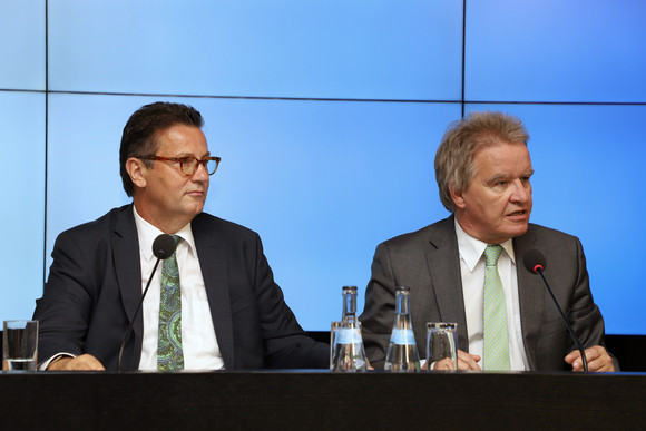 Pressekonferenz Nachhaltige Bioökonomie für Baden-Württemberg Der Minister für Ländlichen Raum und Verbraucherschutz, Peter Hauk (l.), und Umweltminister Franz Untersteller (r.) (Bild: Staatsministerium Baden-Württemberg)