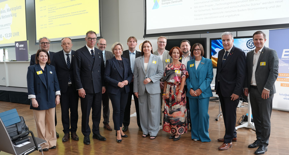 Ein Gruppenbild mit einer Delegation aus Lwiw und der Ministerin
