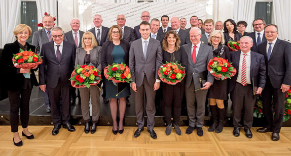 Gruppenfoto der Verleihung der Wirtschaftsmedaille am 25. November 2015.