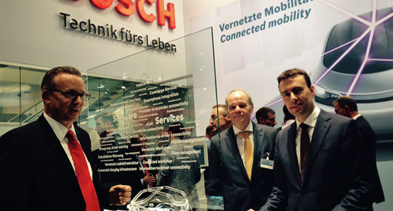 Minister Schmid besuchte am 17. September 2015 verschiedene baden-württembergische Aussteller auf der Internationalen Automobilausstellung IAA in Frankfurt. 