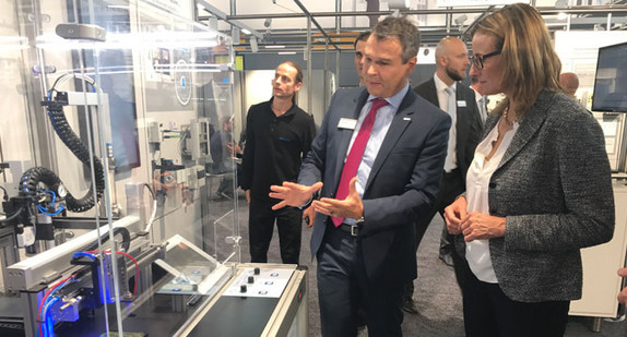 Staatssekretärin Katrin Schütz auf der Motek-Messe am 9. Oktober 2017
