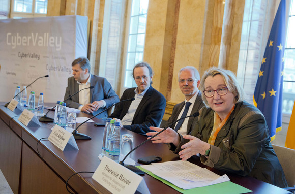 Forschung Europäische Forschungskooperation „Cyber Valley“ startet Pressekonferenz mit Theresia Bauer, Ministerin für Wissenschaft, Forschung und Kunst (r.), Prof. Frank Allgöwer, Institut für Systemtheorie und Regelungstechnik Universität Stuttgart (2.v.r.), Prof. Bernhard Schölkopf, Direktor des MPI für Intelligente Systeme (2.v.l.) und Dr. Michael Bolle, Vorsitzender der Geschäftsleitung Zentralabteilung Forschung und Vorausentwicklung, Robert Bosch GmbH (l.)