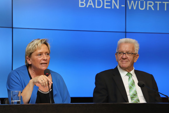 Pressekonferenz Grünes Licht für Konzept zur Steigerung schulischer Qualität Ministerpräsident Winfried Kretschmann (r.) und Kultusministerin Susanne Eisenmann (l.) (Bild: Staatsministerium Baden-Württemberg)