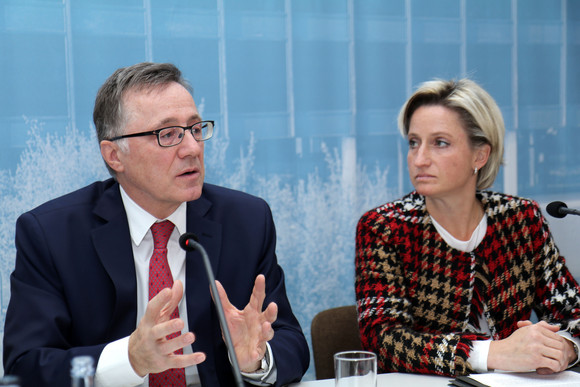Pressekonferenz Technologiebeauftragter des Landes vorgestellt Der neue Technologiebeauftragte des Landes, Prof. Dr. Wilhelm Bauer (l.) und Wirtschaftsministerin Dr. Nicole Hoffmeister-Kraut (r.) bei der Regierungspressekonferenz
