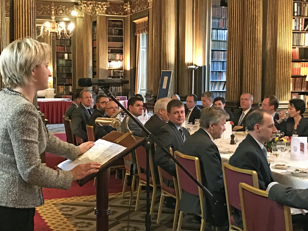 Wirtschaftsministerin Dr. Nicole Hoffmeister-Kraut reiste am 21. Februar 2017 mit einer 25 Personen umfassenden Delegation nach Großbritannien, um in London die möglichen Auswirkungen des Brexit auf Baden-Württembergs Wirtschaft auszuloten. 
