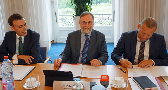 Finanz- und Wirtschaftsminister Nils Schmid hat am 24. August 2015 gemeinsam mit den Partnern die Ergebnisse des Industriedialogs Baden-Württemberg präsentiert.