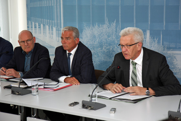 Pressekonferenz Bundesverkehrswegeplan und Hochwasserhilfen Ministerpräsident Winfried Kretschmann (r.), Innenminister Thomas Strobl (M.) und Verkehrsminister Winfried Hermann (l.) bei der Regierungspressekonferenz