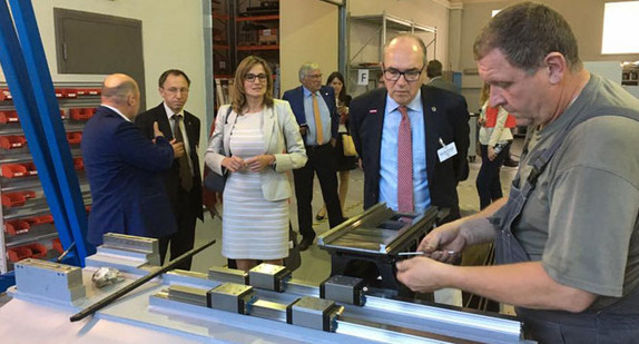 Frau Staatssekretärin beim Besuch der Firma Unimatic 