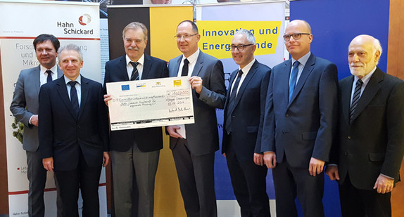 Auf dem Bild sind von links nach rechts zu sehen: Thomas Albiez, Hauptgeschäftsführer IHK Schwarzwald-Baar-Heuberg; Clemens Pecha, Hahn-Schickard Geschäftsführer; Hubert Wicker, Ministerialdirektor im Ministerium für Wirtschaft, Arbeit und Wohnungsbau Baden-Württemberg; Prof. Roland Zengerle, Hahn-Schickard Institutsleiter (Sprecher); Rupert Kubon, Oberbürgermeister der Stadt Villingen-Schwenningen; Marcel Herzberg, Verbandsdirektor Regionalverband Schwarzwald-Baar-Heuberg; Prof. Yiannos Manoli, Hahn-Schickard Institutsleiter.