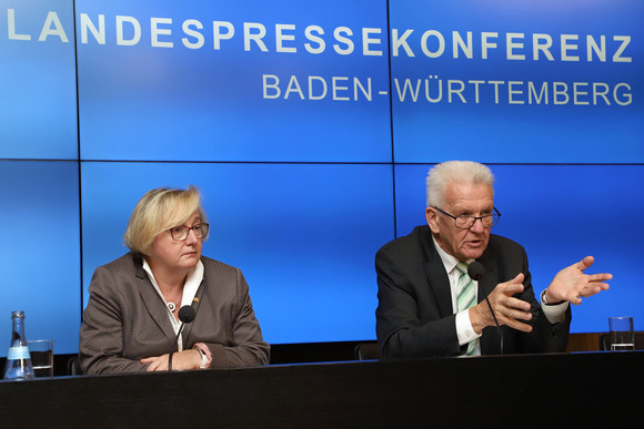 Pressekonferenz Land gibt „Witbooi-Bibel“ und Peitsche an Namibia zurück Ministerpräsident Winfried Kretschmann (r.) und Kunstministerin Theresia Bauer (l.) (Bild: Staatsministerium Baden-Württemberg)